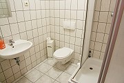 Bad mit Dusche und WC im Appartement - Bild anklicken zum Vergrößern (45 kByte)