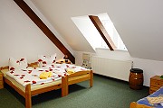 Dreibett-Zimmer im Appartement - Bild anklicken zum Vergrößern (38 kByte)