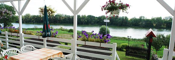 Terrasse der Gaststätte des Landhotels mit Blick zum See