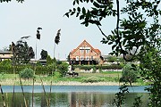 Das Landhotel mit der Terrasse zum See - Bild anklicken zum Vergrößern (71 kByte)